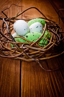 Yuvadaki paskalya yumurtaları kırsal ahşap kalaslarda