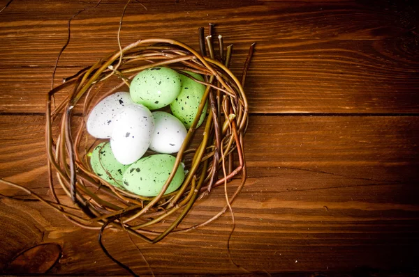 Ostereier im Nest auf rustikalen Holzplanken — Stockfoto