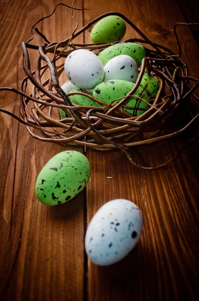 Ostereier im Nest auf rustikalen Holzplanken — Stockfoto