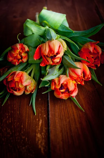 Tulips on rustic wooden table — Stock Photo, Image