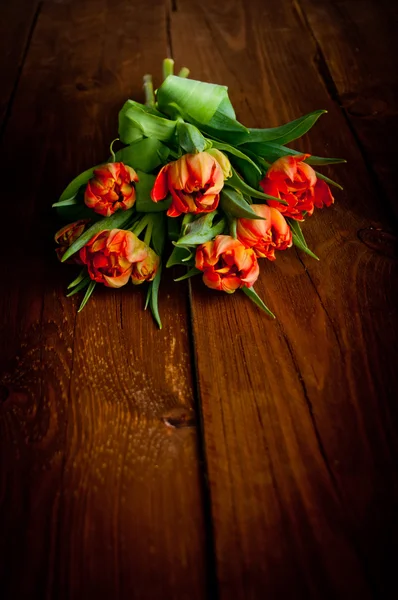 Tulips on rustic wooden table — Stock Photo, Image
