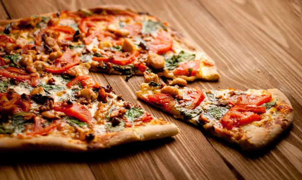 Läcker italiensk pizza serveras på träbord — Stockfoto