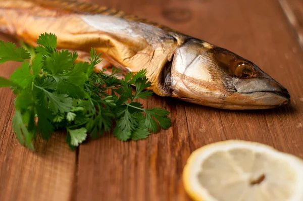 Pescado ahumado (caballa), a bordo, enfoque selectivo — Foto de Stock