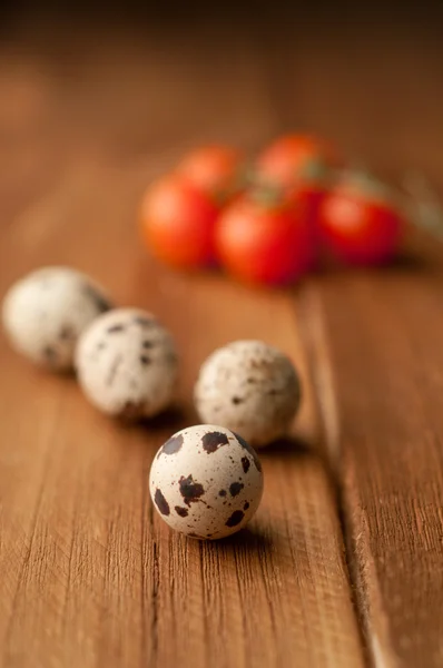 Quail eggs on a wooden background — Stock Photo, Image