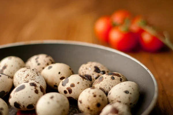 原料鹌鹑蛋在木板上的煎锅 — 图库照片
