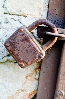 çok eski paslı kilit kapı