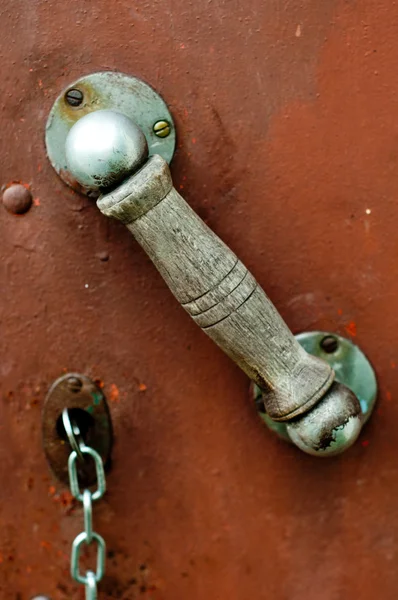 Antika kapı kolu ve metal kapı — Stok fotoğraf