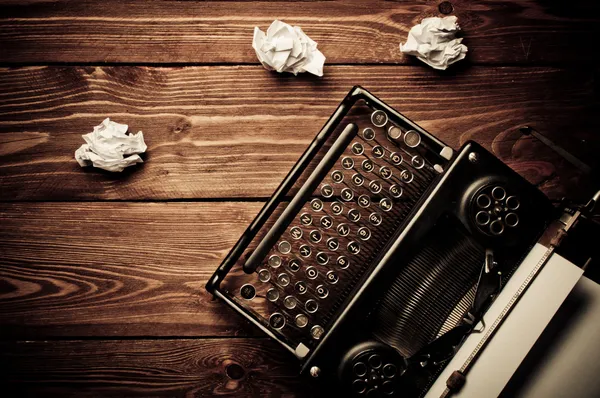 Máquina de escribir vintage y una hoja de papel en blanco, retoque retro —  Fotos de Stock