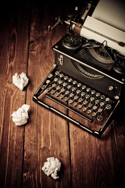 Vintage typewriter and a blank sheet of paper, retouching retro — Stock Photo, Image