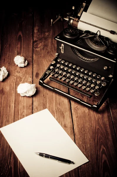 Vintage typewriter and a blank sheet of paper, retouching retro — Stock Photo, Image