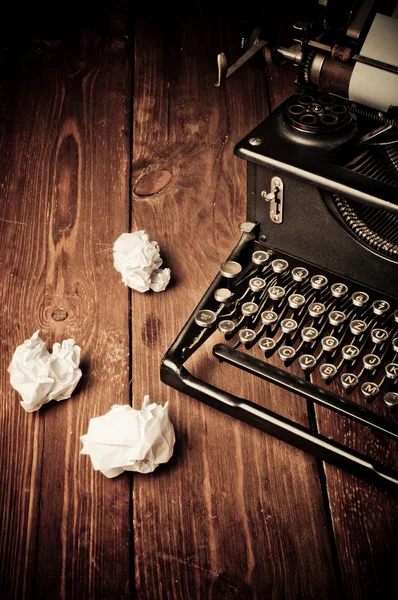 Máquina de escrever vintage e uma folha de papel em branco, retocando retro — Fotografia de Stock