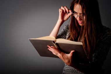 güzel genç kız kitap okuma