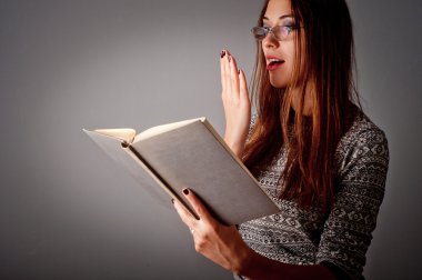 güzel genç kız kitap okuma
