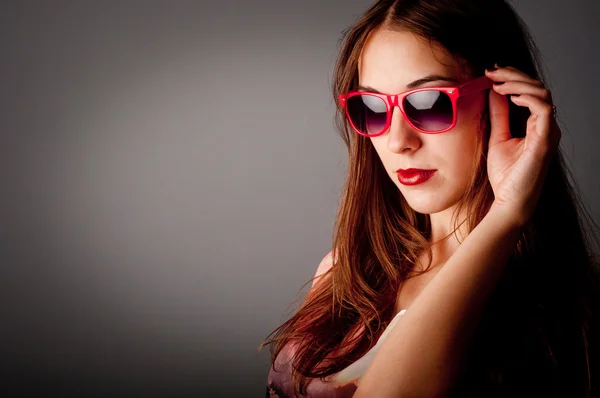 Tiro de moda de beleza jovem com óculos de sol — Fotografia de Stock
