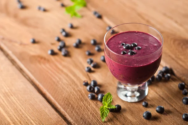 Glass of fresh blueberry smoothie with blueberries — Stock Photo, Image