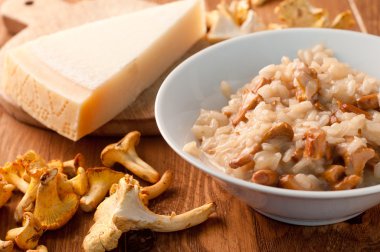 ahşap zemin üzerine mantarlı risotto