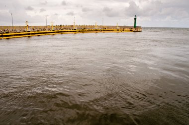 gösterilen dalgakıran deniz liman girişi