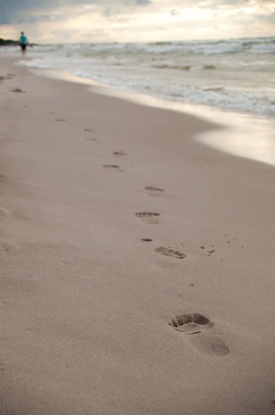 Fußabdrücke im nassen Sand des Strandes — Stockfoto