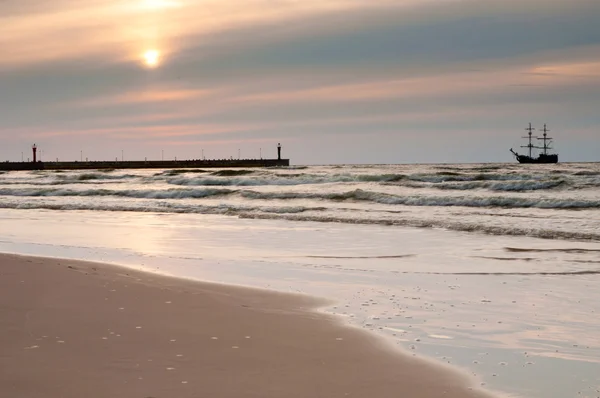 Pôr do sol na praia. Mar Báltico — Fotografia de Stock