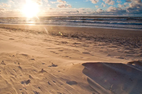 Puesta de sol en la playa. Mar Báltico — Foto de Stock
