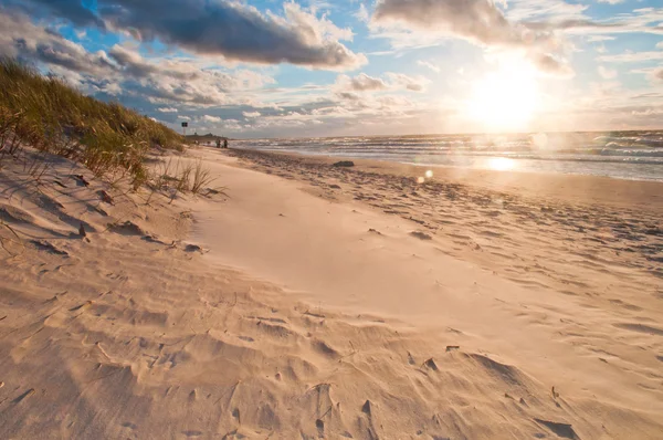 Pôr do sol na praia. Mar Báltico — Fotografia de Stock
