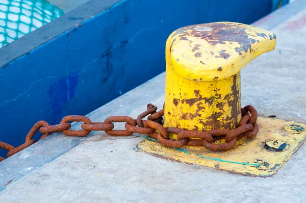 Hawser and bollard in harbor — Stock Photo, Image