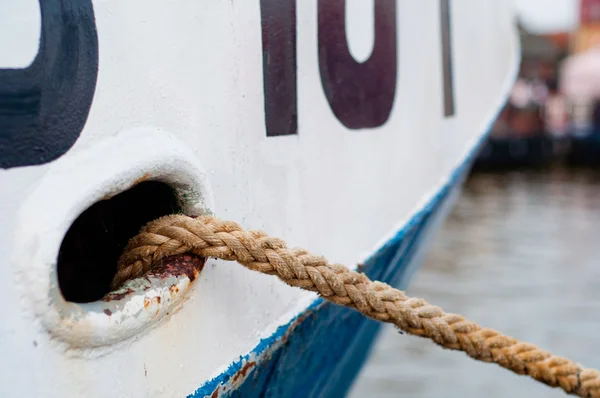 Ship hawse on white hull with mooring ropes — Stock Photo, Image