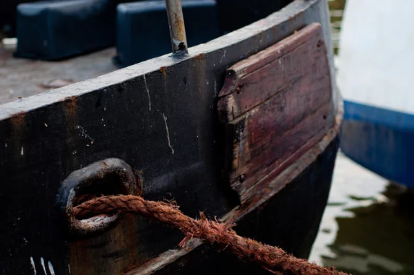 Bateau hawse sur coque blanche avec cordes d'amarrage — Photo