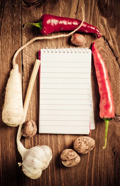 Caderno aberto com legumes — Fotografia de Stock