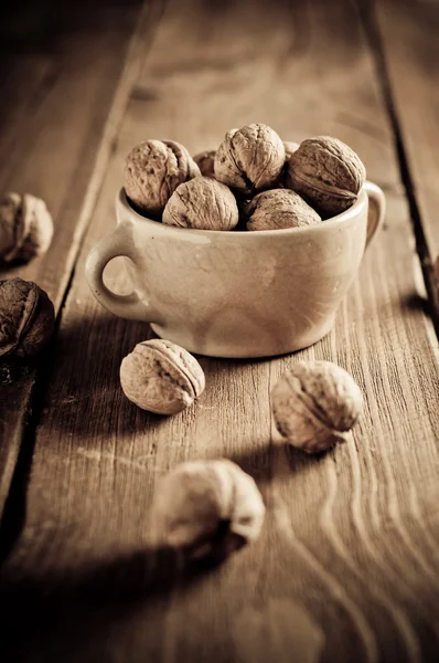 Nueces sobre tablas de madera — Foto de Stock