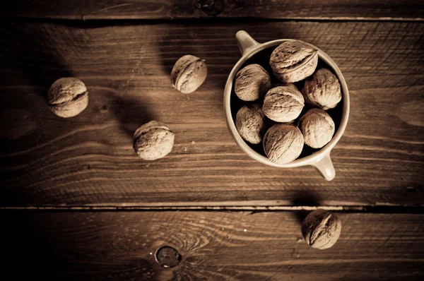 Vlašské ořechy na prkna — Stock fotografie