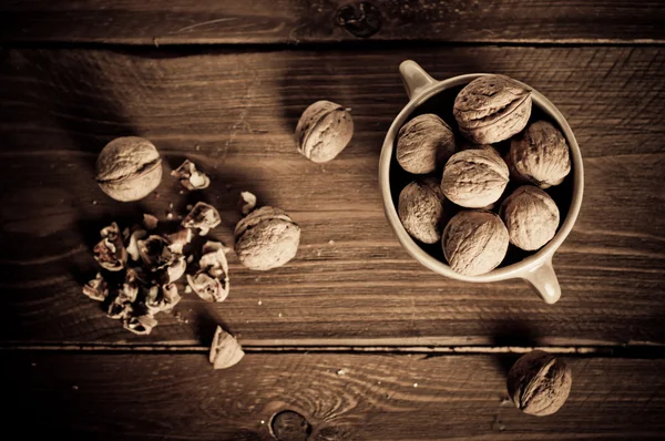 Орехи на деревянных досках — стоковое фото
