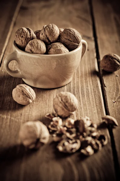 Nueces sobre tablas de madera — Foto de Stock