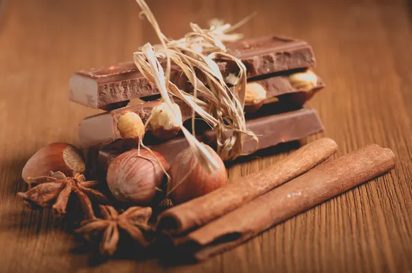 Cubos de chocolate acostado en las tablas — Foto de Stock