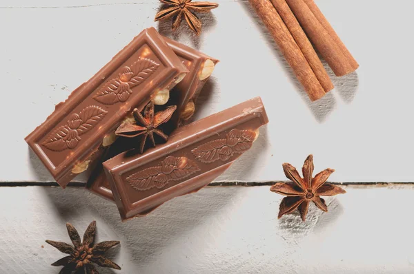 Cubos de chocolate acostado en las tablas . — Foto de Stock