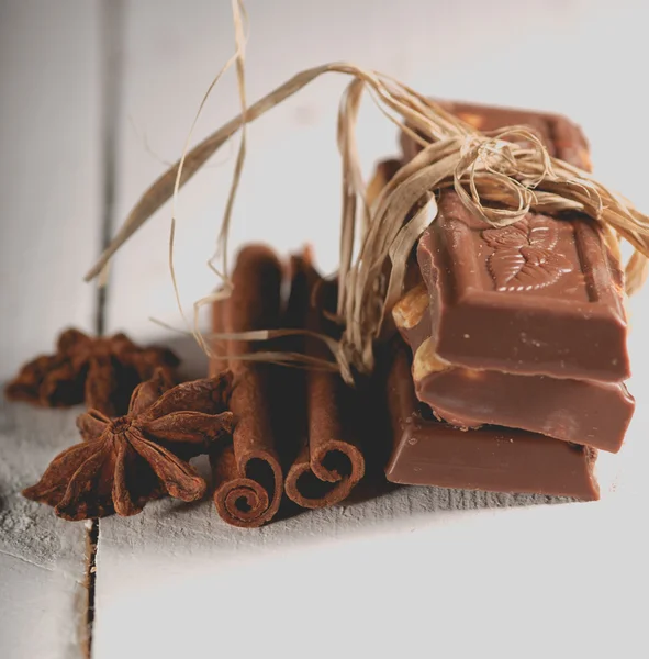 Cubos de chocolate acostado en las tablas . Fotos De Stock