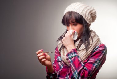 kadın termometre hasta soğuk algınlığı, grip, ateş ve Migren