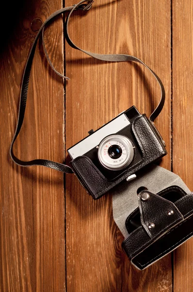 Vintage kamera na dřevěném pozadí — Stock fotografie