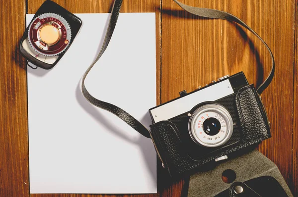 Câmera vintage em fundo de madeira — Fotografia de Stock