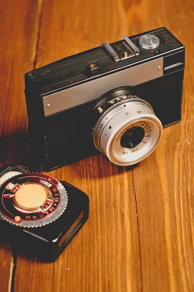 Câmera vintage em fundo de madeira — Fotografia de Stock