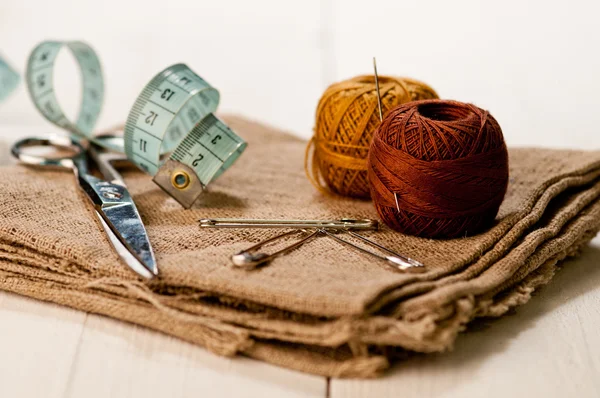 Fundo de costura com fios de cor, metro e tesoura — Fotografia de Stock