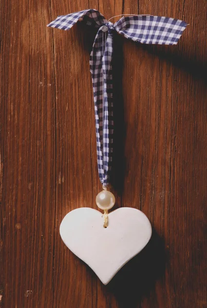 Amor coração pendurado na textura de madeira fundo, dia dos namorados — Fotografia de Stock