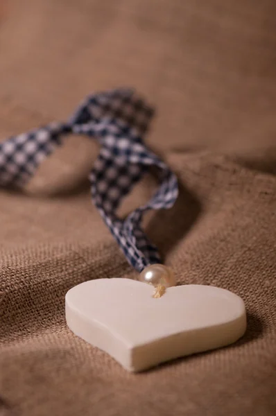 Coração deitado no tecido, o conceito de Dia dos Namorados . — Fotografia de Stock