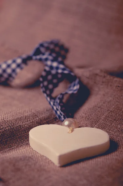 Corazón acostado en la tela, el concepto del Día de San Valentín. Retou. — Foto de Stock