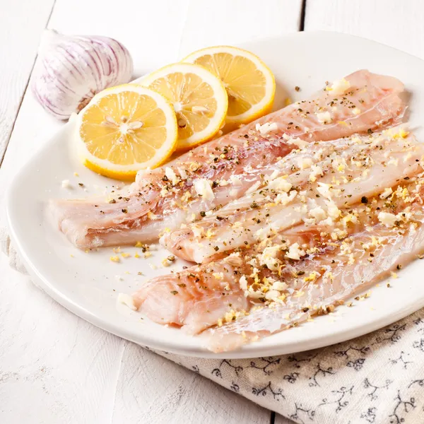 Filet van koolvis. witte vis in specerijen — Stockfoto