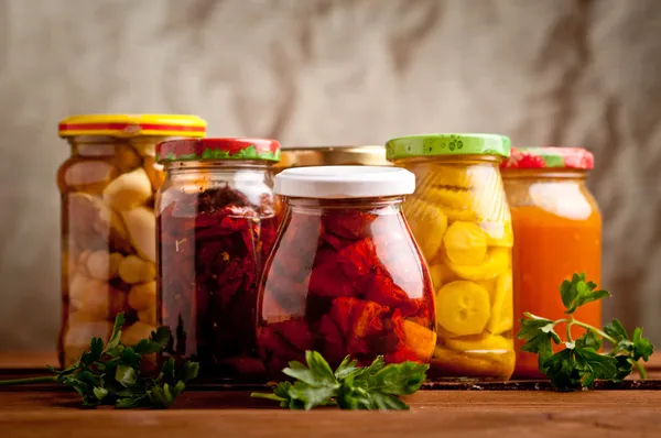 Composición con frascos de verduras en escabeche. Alimentos marinados. —  Fotos de Stock