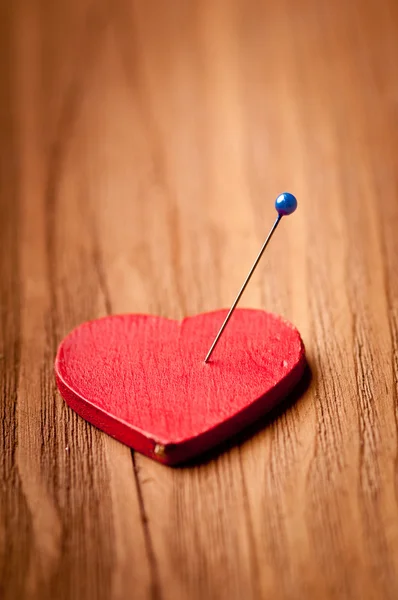 Serce leżące na stole montażowym, pomysł na Walentynki — Zdjęcie stockowe