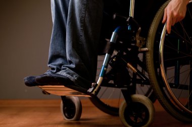 Erkek el çarkı tekerlekli sandalye üzerinde yakın çekim