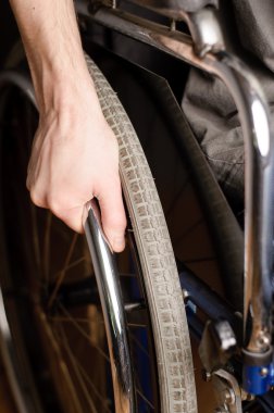Erkek el çarkı tekerlekli sandalye üzerinde yakın çekim