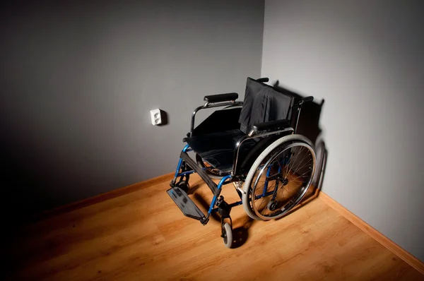 Closeup empty wheelchair on dark background and shadow in empty — Stock Photo, Image